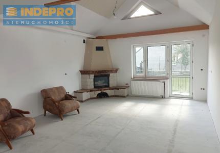 przestronny i bardzo jasny salon z kominkiem i antresolą