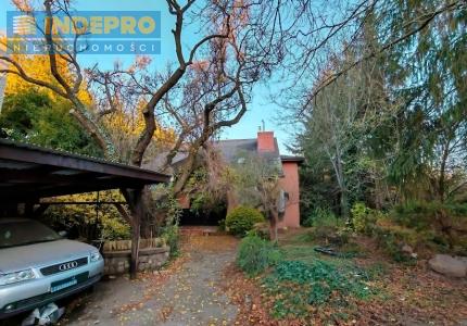 strona przednia przed budynkiem