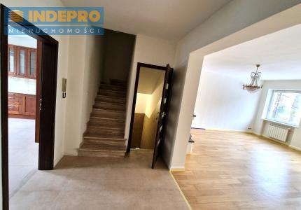 Przedpokój_ schody na górę i na dół