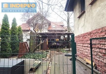 działka z lewej strony budynku