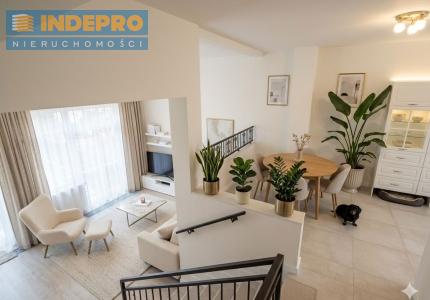 widok z kuchni na jadalnie i salon