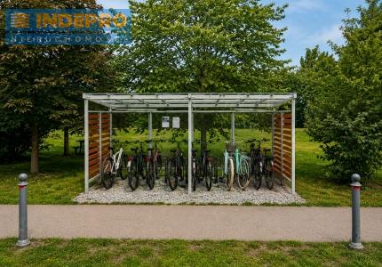 Wiata rowerowa przed budynkiem