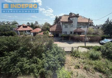 widok z okna na bramę i otoczenie